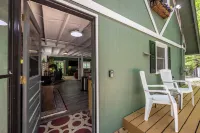 Charming 2-bedroom cottage in lovely Madison with WiFi, AC