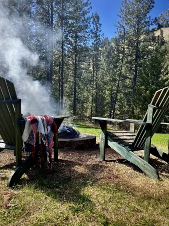 Riverfront Cozy Cabin with spacious hot tub on the Middle Fork Payette River.