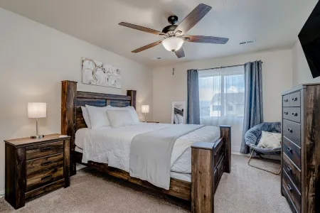 Colorful Co Spgs-Bright, Stylish, Mt Views, Self Check-In, Parking, WiFi & More!