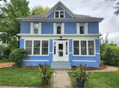 The Bluebell Manor - Home theater- Walk to Downtown Hotels near Driftless Glen Distillery