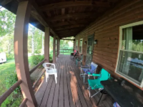 1/2 mile to EVL, Lake, HOT TUB, Pets welcome