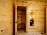 Cayuga Lake Cabins, Gorgeous Log Cabin home, Cabin C, fire pit, dog friendly Hotels in Seneca County