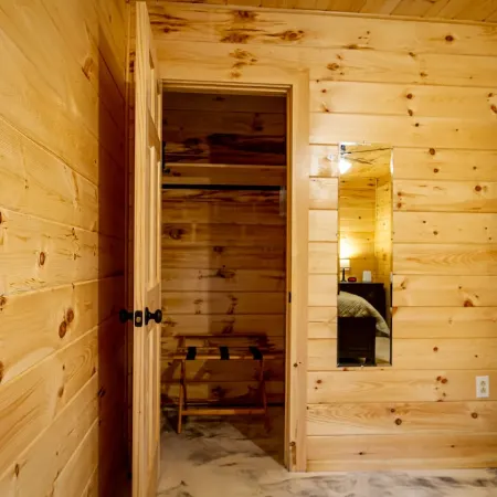 Cayuga Lake Cabins, Gorgeous Log Cabin home, Cabin C, fire pit, dog friendly