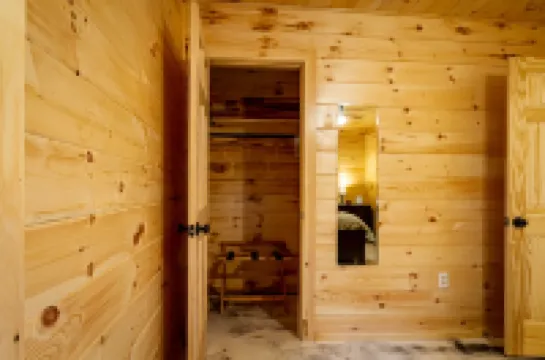 Cayuga Lake Cabins, Gorgeous Log Cabin home, Cabin C, fire pit, dog friendly