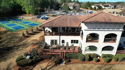 Spacious Lakefront Villa In Gated Resort Community Hotels in 