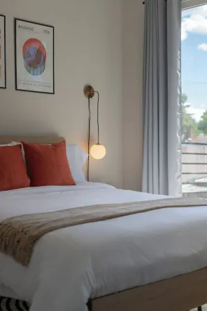 Lux 3Br 2Bath Gem with Free Parking & Private Rooftop Minutes to NYC! Отели рядом со станцией Хобокен-Поезд