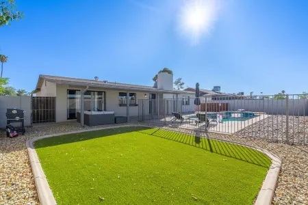 Home in the Heart of Glendale Отели рядом с достопримечательностью «Университет Аризона Крисчен»