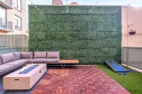 Stylish Vibrant Getaway w/Private Patio next to Bars & Food, 5 minutes from DC!