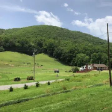 Country Setting.  City Convenience. Hot Tub