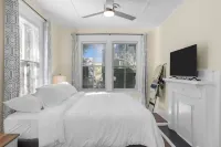 Farmhouse 3 bedroom downtown by River Walk No cleaning fee 뉴 하노버 카운티 호텔