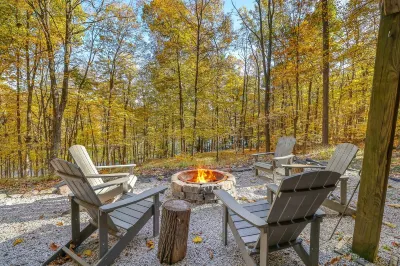 Rustic Private Cabin Outdoor Hot tub w/ Lake View Crossroads Mall of the Poconos附近的飯店