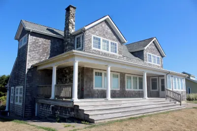 Beach Front, Cape Cod Coastal Story Book Home, 10 minutes from Westport Hotels near Brady's Oysters