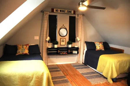 Relaxing lake house on Lake Bridgeport with private boat dock