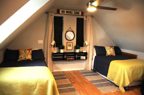 Relaxing lake house on Lake Bridgeport with private boat dock