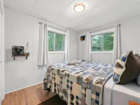 Charming 3-bedroom house with AC, WiFi, 🏓Ping-Pong, Foosball,🔥Firepit,🍔 Grill Hotéis em Gerrish Township