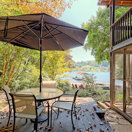 Private Dock, Mountain View, Lake Front, 2 kayaks, 2 SUPs, 1 canoe, Hot tub