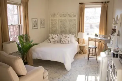 Charming West End Hideaway. Private Parking Hotels near Old Port