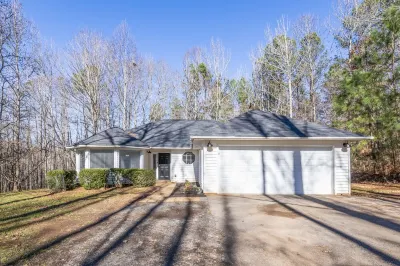 Secluded, cheerful, no steps, Road Atlanta! Hotels near Phantom Fireworks of Buford