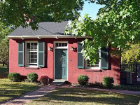 Cozy 1-bedroom house in historic Arrow Rock with WiFi, AC. Hotels in Saline County
