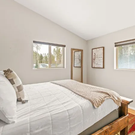 Cascade Getaway, Hot Tub, Fenced Acre, Pet Friendly