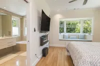 Centrally located Craftsman home - 4 ดาว