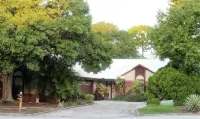 sleeps 12 people / Beach 5 min./ backs on nature park & lake with trails