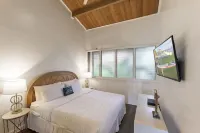 Oceanfront 1 Bedroom + Loft with Beach BBQ & Pool !