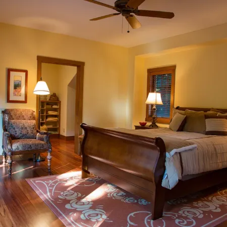 Luxury Ski Chalet with Mountain Views, Minutes to Ski Lifts
