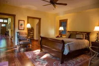 Luxury Ski Chalet with Mountain Views, Minutes to Ski Lifts