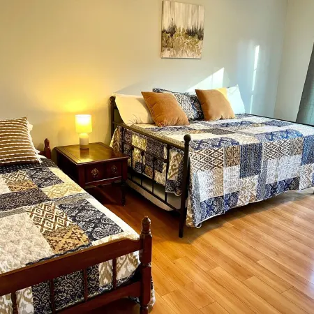 Peaceful Family & Pet-Friendly Country 3-Bedroom House. Fire Pit and Views!