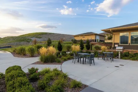 3-bedroom townhome with 2 Car Garage, EV Charger, WiFi, AC, Fitness Room