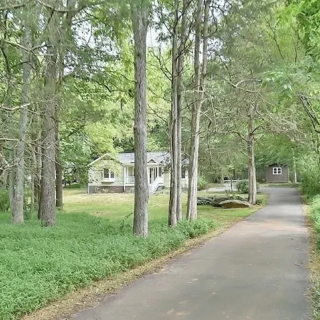 Quiet, elegant cottage just steps from downtown Pittsboro—minutes to Jordan Lake
