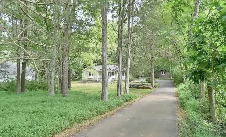 Quiet, elegant cottage just steps from downtown Pittsboro—minutes to Jordan Lake