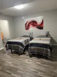 Contemporary 1400 sq ft Space in Lower Level Open Concept Gas Burning Fireplace Hoteles en 