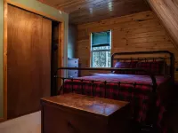 Enjoy beautiful Maine with direct access to Snowmobile trails on Piper Pond 皮斯卡特奎斯縣酒店