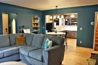 Columbia House. Unique, Comfortable Cape Cod Home. Pet Friendly. 그린베이 호텔