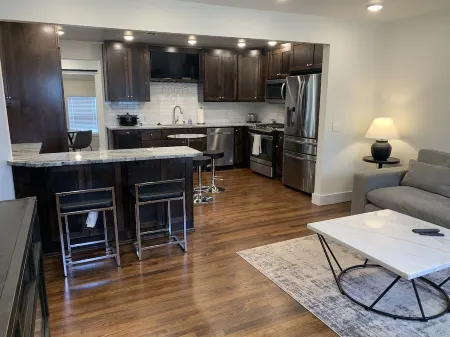 Across the street from Expo Center Fairgrounds-3 bedrooms, 3 bathrooms, Sleeps 8 Отели рядом с достопримечательностью «Expo Square»