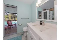 Cozy home with heated pool - 8 min from the beach.