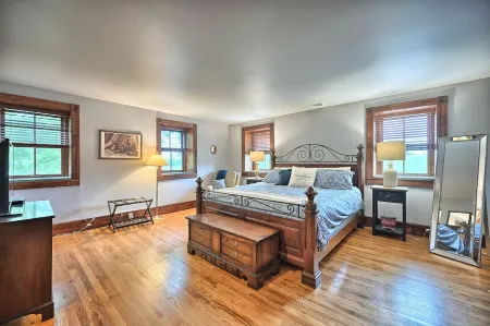 A cozy, beautifully renovated 1829 farmhouse Отели в г. Фэрвью Тауншип