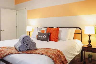 Luxurious Spacious Apartment in the Heart of Downtown! King Bed, Gym, Pool!