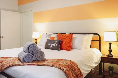 Luxurious Spacious Apartment in the Heart of Downtown! King Bed, Gym, Pool!