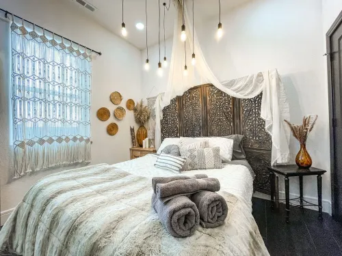 ♥︎Romantic Retreat♥︎Boutique Apt/Hot tub/Fire Pit Hotels in Fountain