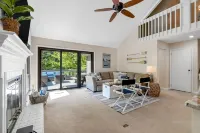 Keowee Key Townhouse- Lake, great deck, outdoor firetable & CLEMSON FOOTBALL! Hotels in Oconee County