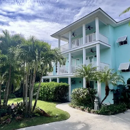 Key West Style Beach House w/ Boat Parking 2 mins from launch 5 mins from beach!