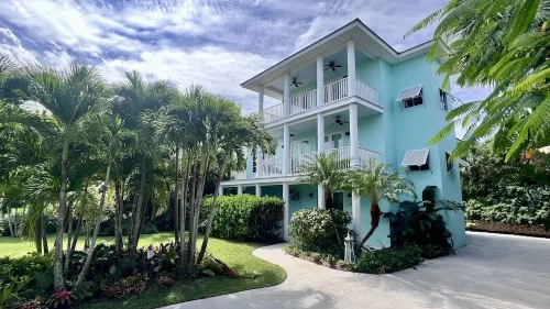 Key West Style Beach House w/ Boat Parking 2 mins from launch 5 mins from beach!