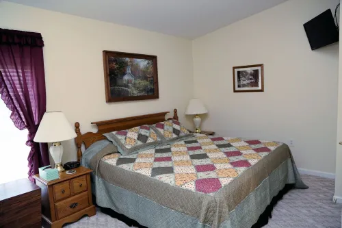 CONDO, 1 Block to Parkway,  PRIVATE  WiFi ,  POOL, King Bed, WALK to ISLAND
