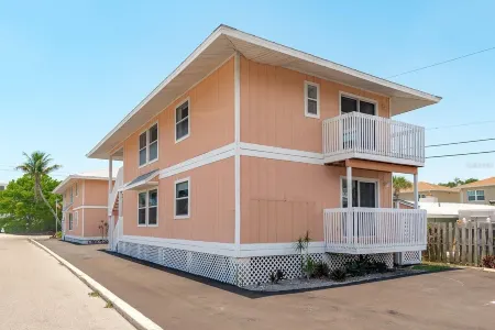 Steps to Water! Sea Glass - Beach to Bay, Heated Pool and Dock Отели в г. Манасота-Ки