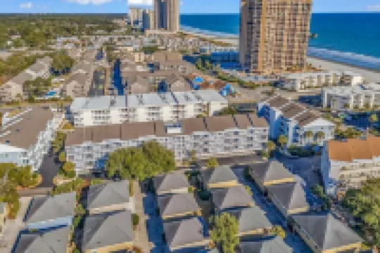 Private Seaside Cottage. Pool Access, Balcony, Outdoor Bar, Short Walk To Beach!