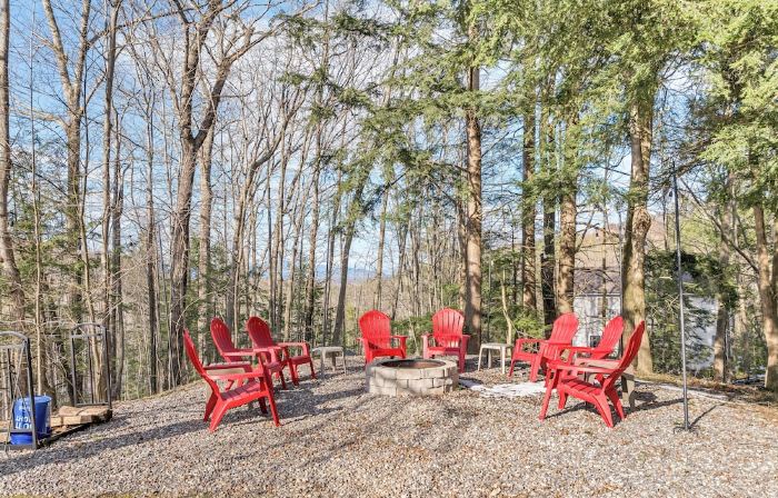 Cozy 4-Season Chalet + Lake Winni + Gunstock + Free Breakfast · Sleeps 8