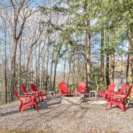 Cozy 4-Season Chalet + Lake Winni + Gunstock + Free Breakfast · Sleeps 8